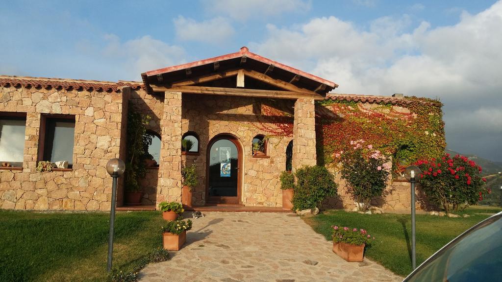 Hotel Ristorante La Tana Di Li Mazzoni Trinita d'Agultu e Vignola Luaran gambar